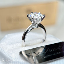 將圖片載入圖庫檢視器 Moissanite 18K Gold Classic Six Prong Ring
