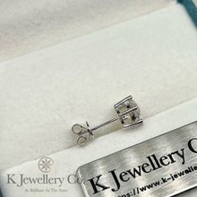 Load image into gallery viewer Moissanite 18K Gold Classic Six Prongs Earrings 18K莫桑石經典六爪耳環
