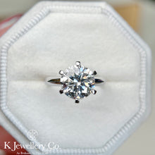 將圖片載入圖庫檢視器 Moissanite 18K Gold Classic Six Prong Ring
