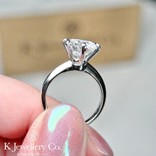 將圖片載入圖庫檢視器 Moissanite 18K Gold Classic Six Prong Ring
