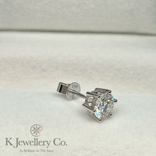 Load image into gallery viewer Moissanite 18K Gold Classic Six Prongs Earrings 18K莫桑石經典六爪耳環
