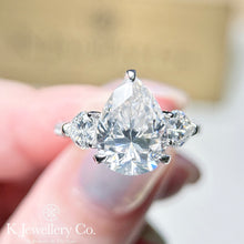 將圖片載入圖庫檢視器 Moissanite 5ct+1.72ct Pear Brilliant Ring 莫桑石華麗5卡+1.72卡水滴型愛心戒指
