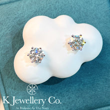 Load image into gallery viewer Moissanite 18K Gold Classic Six Prongs Earrings 18K莫桑石經典六爪耳環
