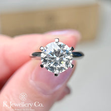 將圖片載入圖庫檢視器 Moissanite 18K Gold Classic Six Prong Ring
