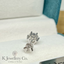 Load image into gallery viewer Moissanite 18K Gold Classic Six Prongs Earrings 18K莫桑石經典六爪耳環
