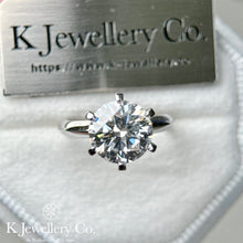 將圖片載入圖庫檢視器 Moissanite 18K Gold Classic Six Prong Ring
