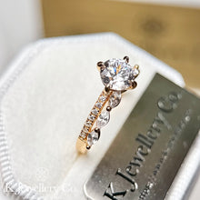 將圖片載入圖庫檢視器 Moissanite Aurora Dawn Ring 莫桑石晨曦之光戒指
