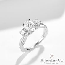 將圖片載入圖庫檢視器 Moissanite Twisted Oval Cut 1.5ct+0.75 Ring莫桑石橢圓形1.5卡三石波浪戒指
