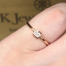 將影片載入圖庫檢視器並播放，Moissanite Mini 0.3ct Princess Cut Ring  莫桑石公主方切30分戒指
