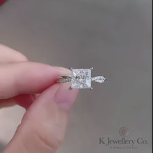 將影片載入圖庫檢視器並播放，Moissanite Twisted Princess Cut 2ct Ring 莫桑石公主方兩卡波浪戒指
