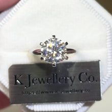 將影片載入圖庫檢視器並播放，Moissanite 18K Gold Classic Six Prong Ring
