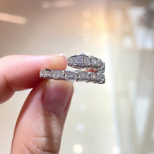 將影片載入圖庫檢視器並播放，Moissanite Serpenti Ring 全莫桑石蛇骨戒指
