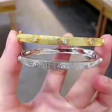 將影片載入圖庫檢視器並播放，Moissanite Handcrafted Brushed Bangle 莫桑石匠心鎏金手鐲
