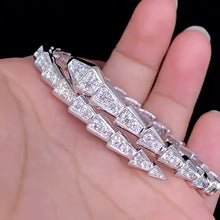 將影片載入圖庫檢視器並播放，Moissanite Serpenti Full Paved Bangle 全圈莫桑石蛇骨手鐲
