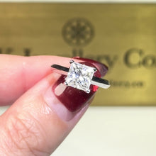 將影片載入圖庫檢視器並播放，Moissanite Princess Cut Ring 莫桑石公主方戒指
