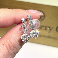 將影片載入圖庫檢視器並播放，Moissanite Four Prongs Earrings 莫桑石四爪三石吊耳環
