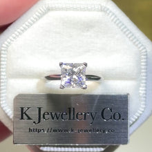 將影片載入圖庫檢視器並播放，Moissanite Princess Cut Ring 莫桑石公主方戒指
