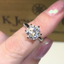 將影片載入圖庫檢視器並播放，Moissanite 18K Gold Classic Six Prong Ring
