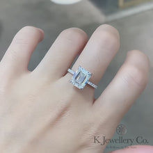 將影片載入圖庫檢視器並播放，Moissanite Radiant Cut/ Emerald Cut 4ct Ring 莫桑石祖母綠切/雷迪恩切圍鑲戒指
