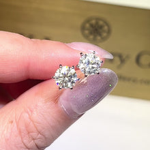 Load the video into the gallery viewer and play, Moissanite 18K Gold Classic Six Prongs Earrings 18K莫桑石經典六爪耳環
