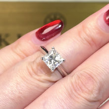 將影片載入圖庫檢視器並播放，Moissanite Princess Cut Ring 莫桑石公主方戒指
