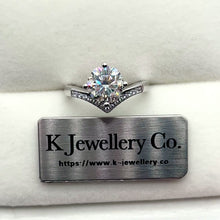 將影片載入圖庫檢視器並播放，Moissanite Princess Crown Ring 公主皇冠戒指
