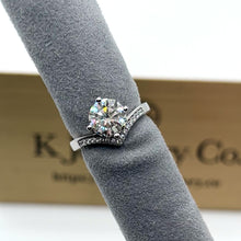 將影片載入圖庫檢視器並播放，Moissanite Princess Crown Ring 公主皇冠戒指
